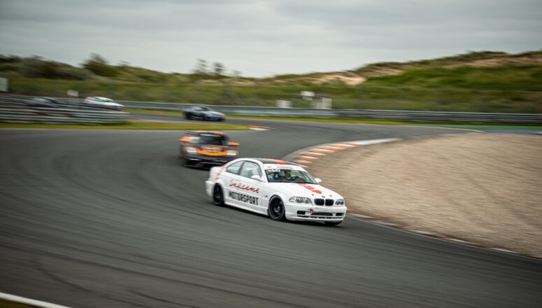 Supreme Motorsport BMW E46 328i Coupé Cornering