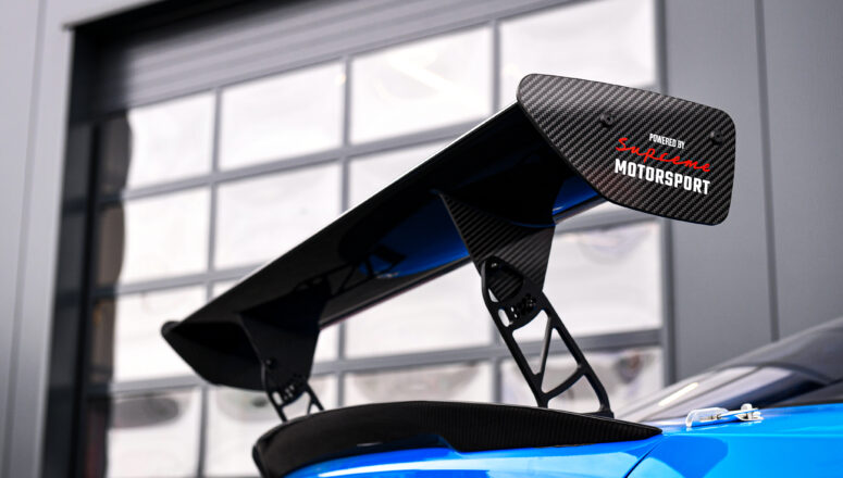 Carbon Fiber achter spoiler op een blauwe raceauto.