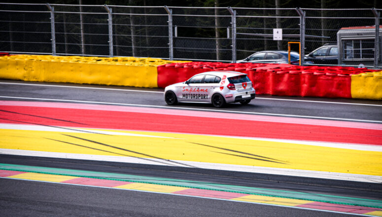 BMW E87 130i Silver Bullet naast Supreme Motorsport BMW E46 M3 CSL Cup op circuit Spa-Francorchamps in België