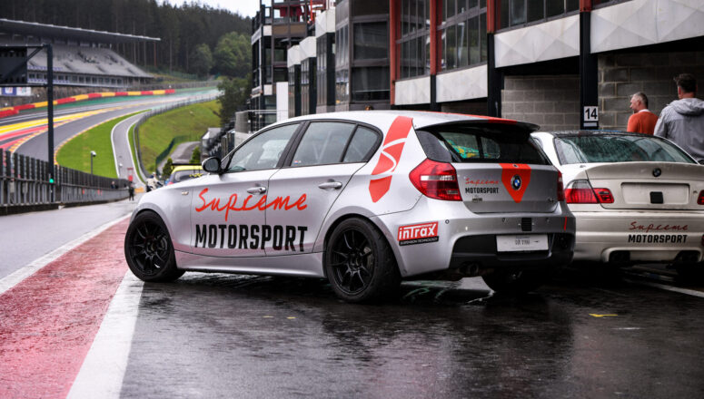 BMW E87 130i Silver Bullet naast Supreme Motorsport BMW E46 M3 CSL Cup op circuit Spa-Francorchamps in België