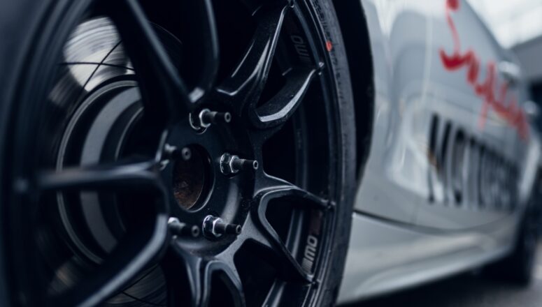 Supreme Motorsport BMW E87 130i achterwiel Motec Lightweight