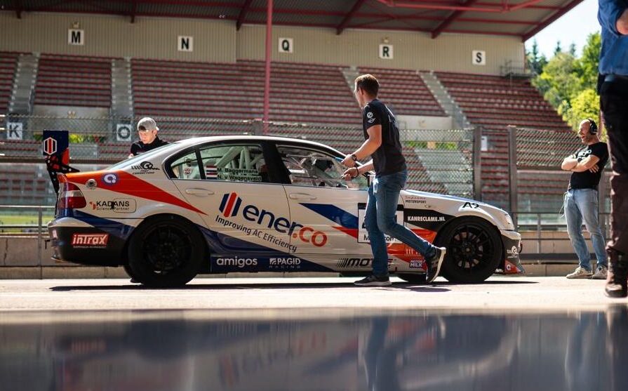 Pitbox Circuit Zolder BMW E46 330i Supreme Motorsport