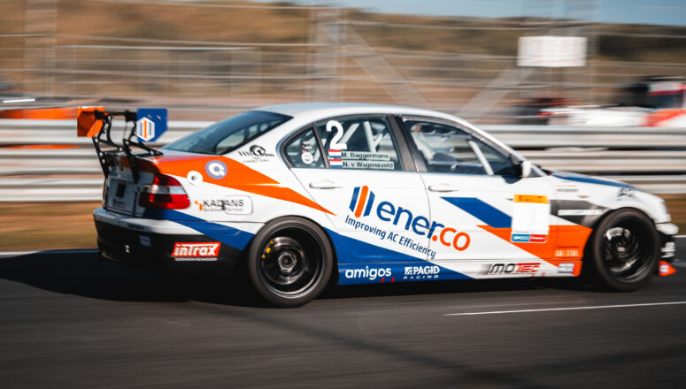 DNRT Endurance Supreme Motorsport BMW E46 330i op hoge snelheid achter-zijaanzicht