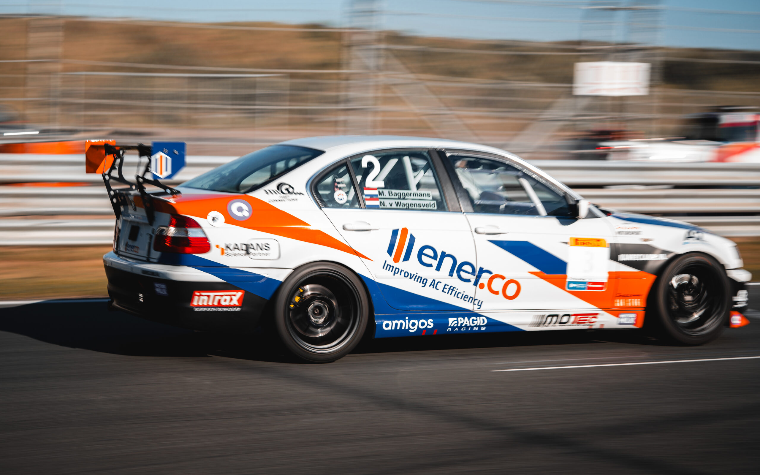 DNRT Endurance Supreme Motorsport BMW E46 330i op hoge snelheid achter-zijaanzicht