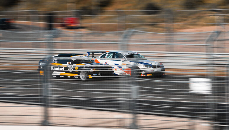 Supreme Motorsport BMW E46 330i auto inhaalmanoeuvre op Circuit Zandvoort