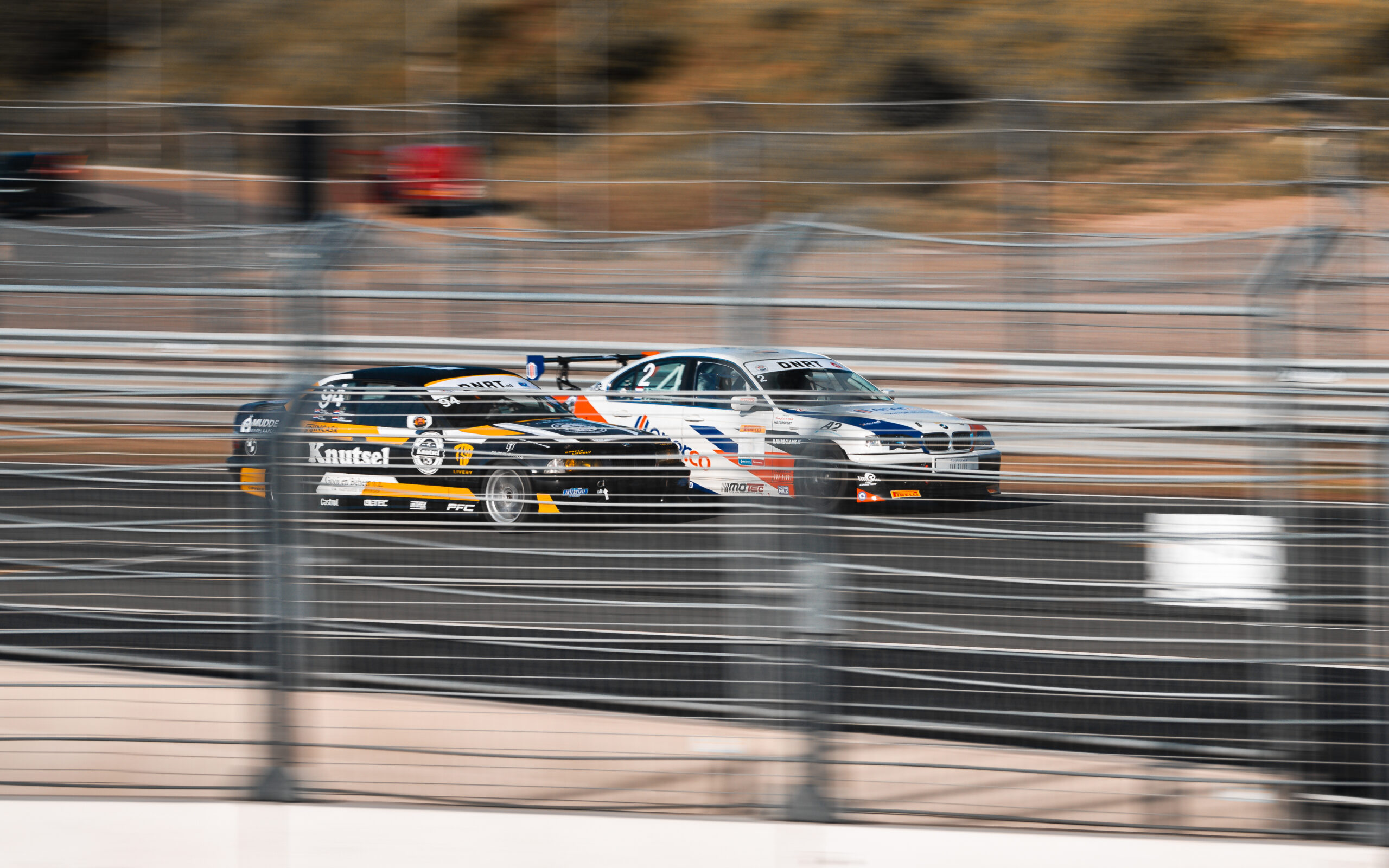 Supreme Motorsport BMW E46 330i auto inhaalmanoeuvre op Circuit Zandvoort