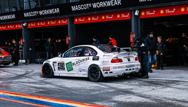 BMW E46 M3 FEBO Supreme Motorsport BMW E46 M3 CSL Cup Circuit Zandvoort pitlane VRM FEBO Nieuwjaarsrace