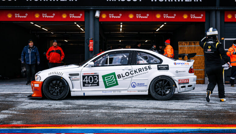 BMW M3 Supreme Motorsport BMW E46 M3 CSL Cup zijaanzicht in Pitlane van Circuit Zandvoort