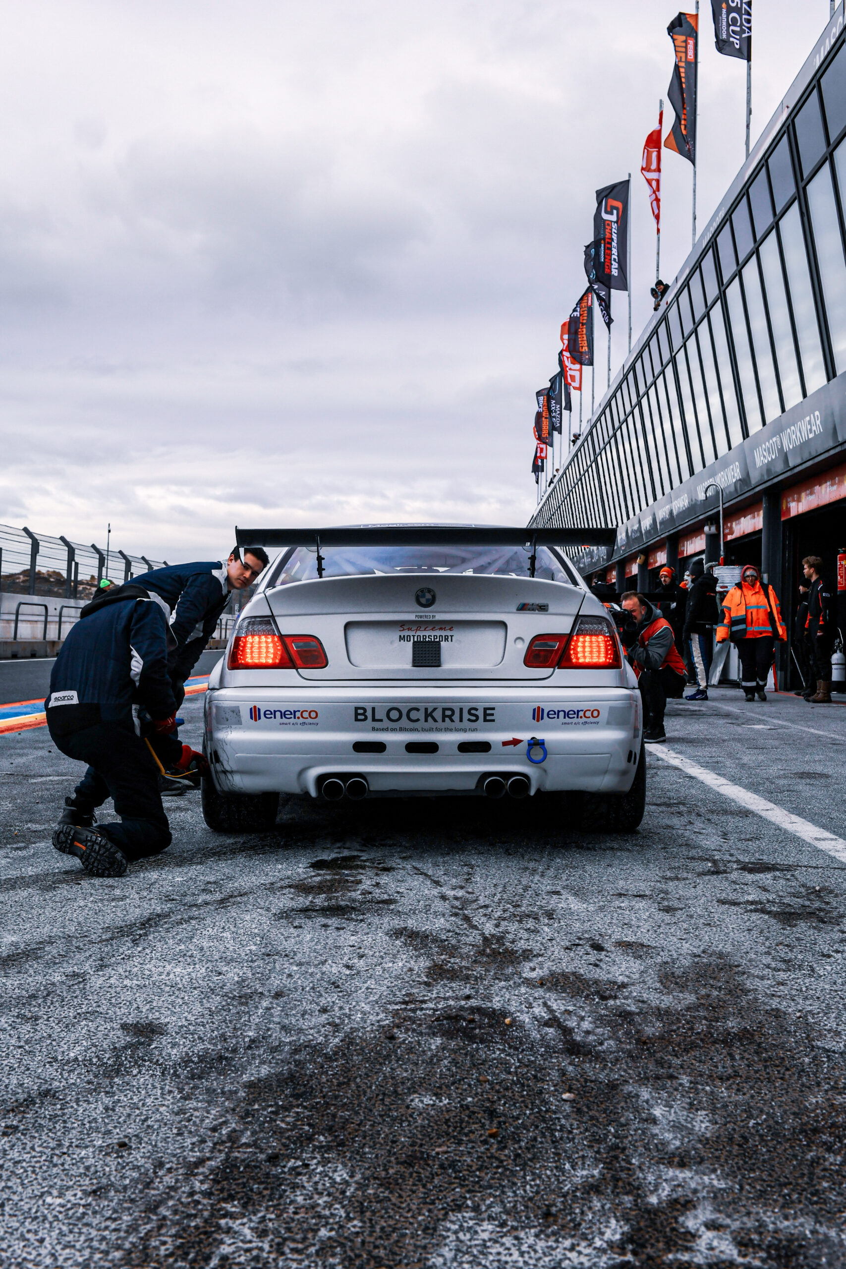 STU_7051 Supreme Motorsport BMW E46 M3 CSL Cup achteraanzicht in Pitlane van Circuit Zandvoort