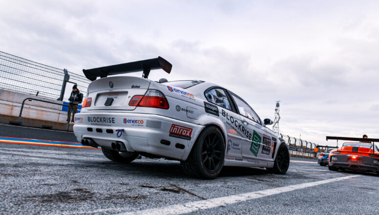 Supreme Motorsport BMW E46 M3 CSL Cup zijaanzicht in Pitlane van Circuit Zandvoort