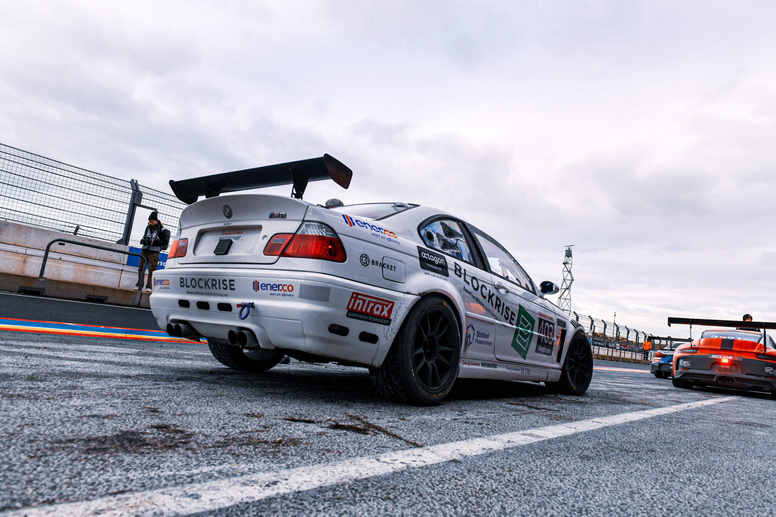 Supreme Motorsport BMW E46 M3 CSL Cup zijaanzicht in Pitlane van Circuit Zandvoort
