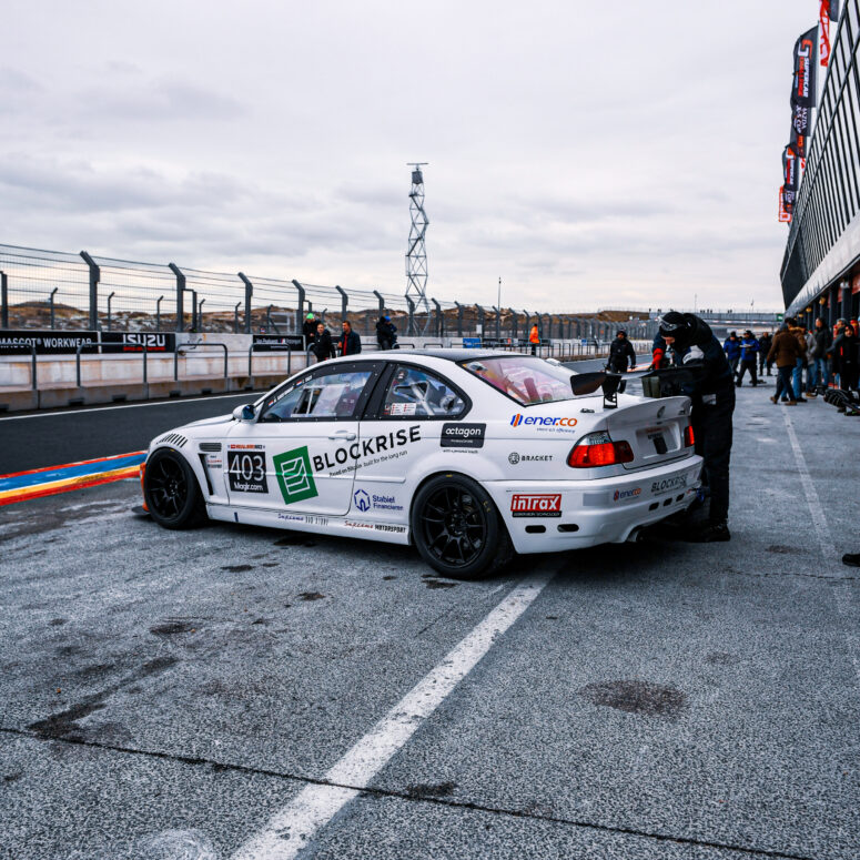 STU_7123 Supreme Motorsport BMW E46 M3 CSL Cup zijaanzicht in Pitlane van Circuit Zandvoort