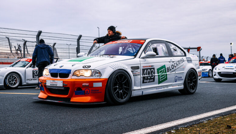 STU_7144 Supreme Motorsport BMW E46 M3 CSL Cup vooraanzicht op grid van Circuit Zandvoort