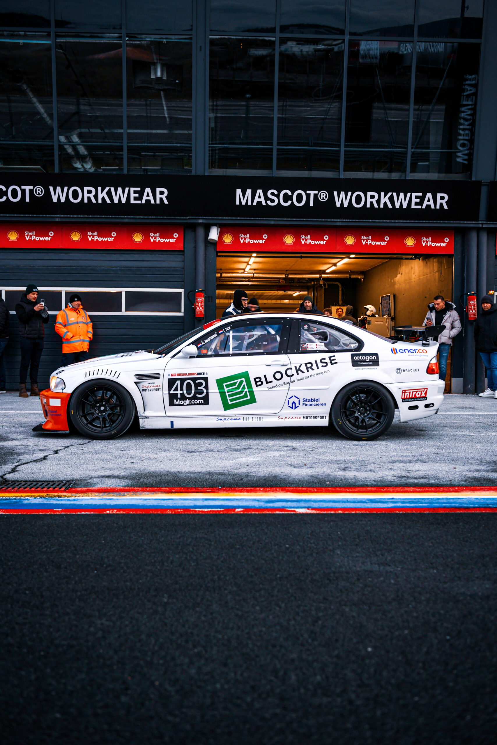 STU_7225 Supreme Motorsport BMW E46 M3 CSL Cup zijaanzicht in Pitlane van Circuit Zandvoort