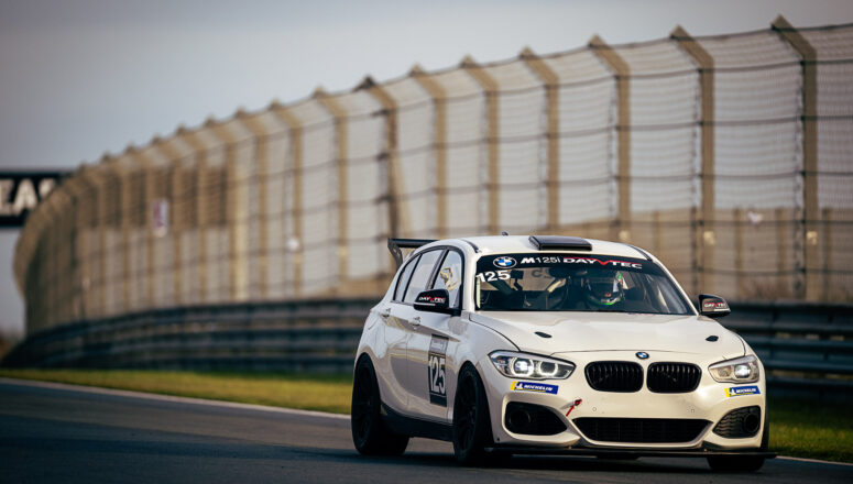 KNAF-Tesrtdag 2025 BMW M125i DayVtec op Circuit Zandvoort op hoge snelheid