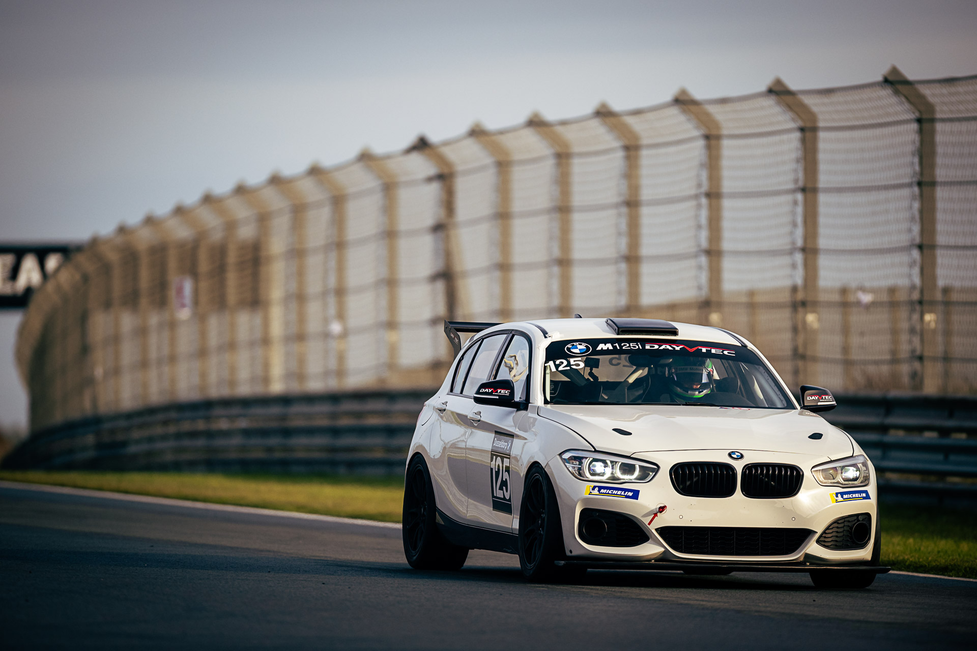 KNAF-Tesrtdag 2025 BMW M125i DayVtec op Circuit Zandvoort op hoge snelheid