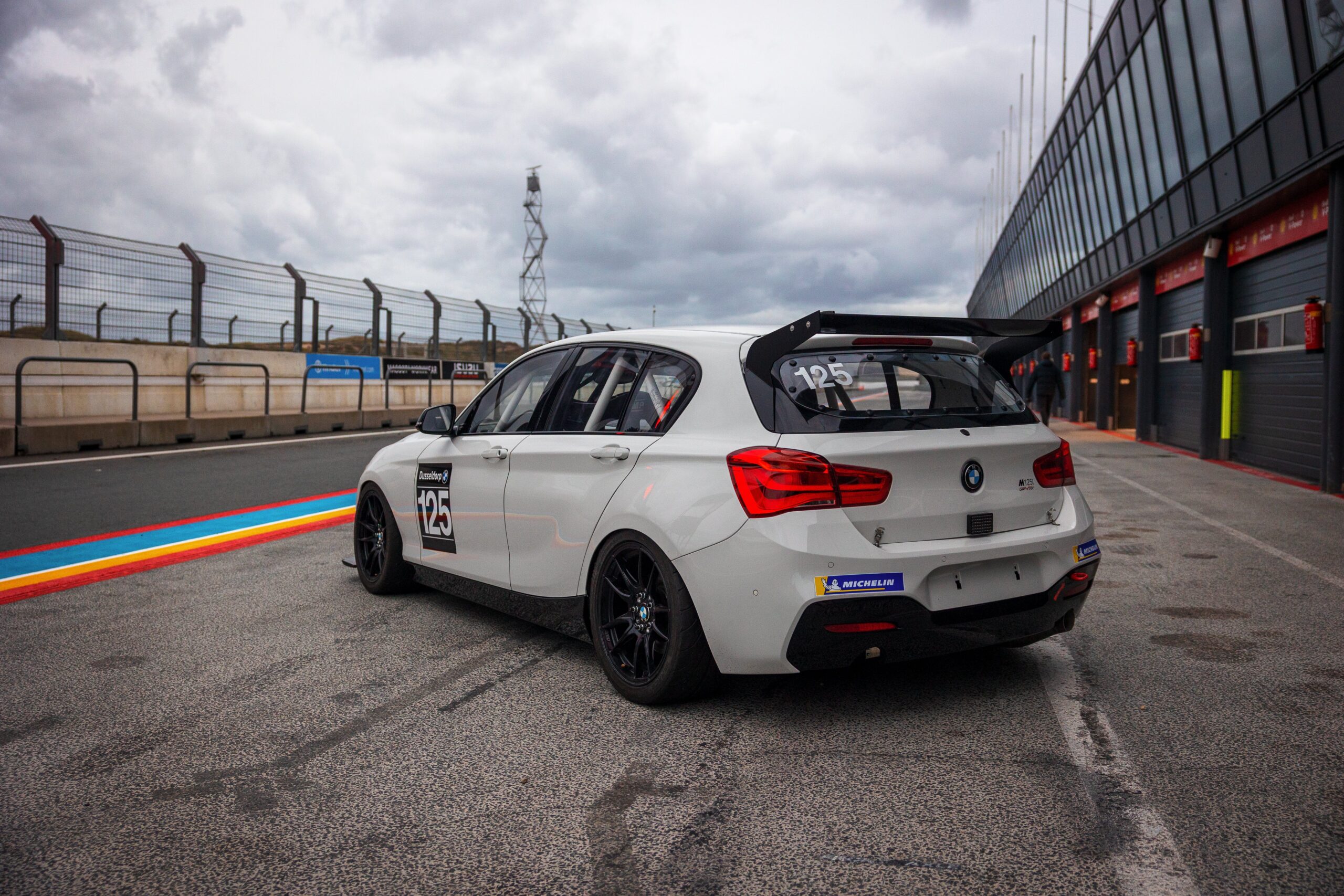 BMW M125i DayVtec BMW M125i DayVtec op Circuit Zandvoort. De raceauto van achteren in de pitlane.