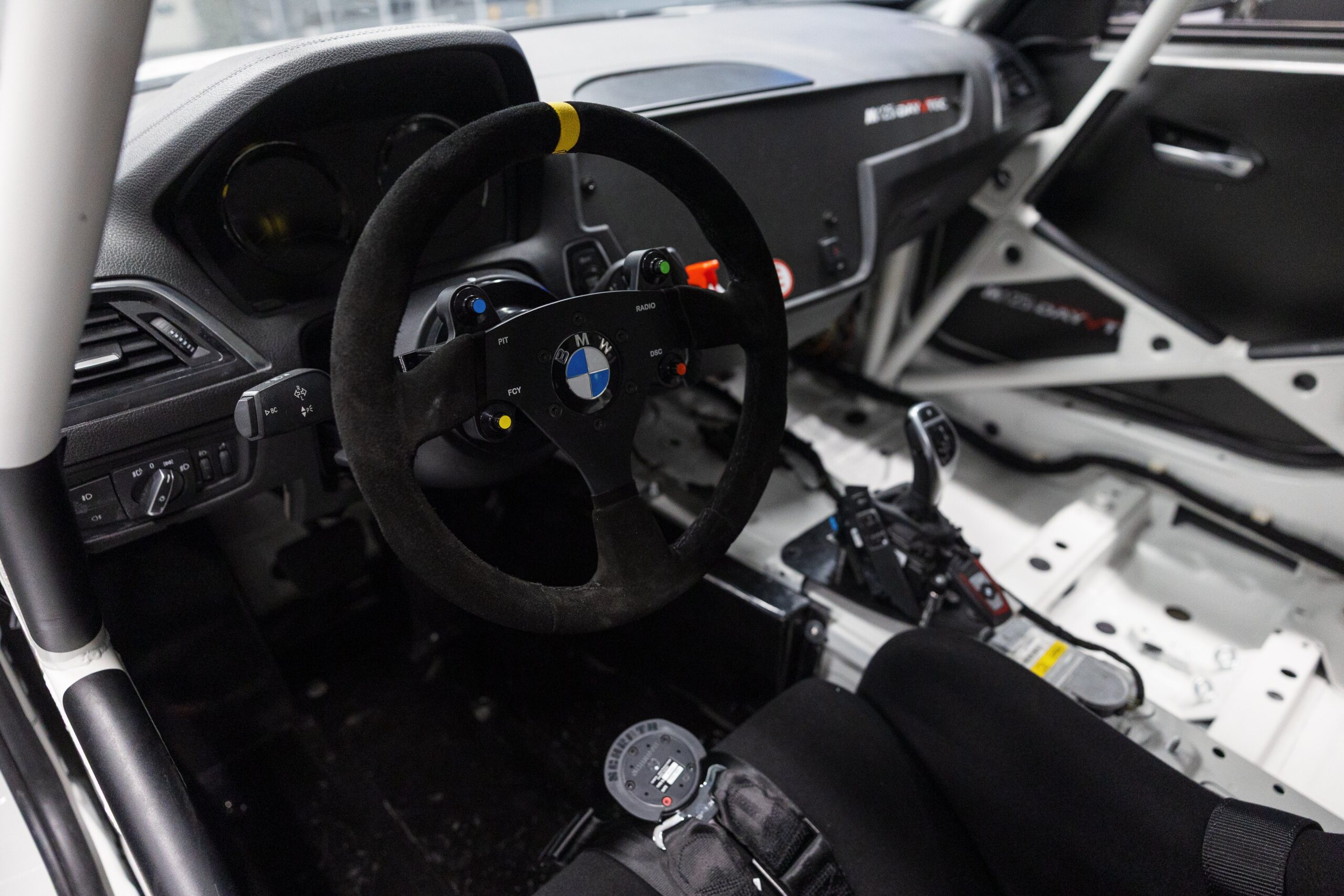 BMW M125i DayVtec BMW M125i DayVtec interieur met ingebouwde rolkooi, kuipstoel, race stuurwiel en automatische versnellingspook.