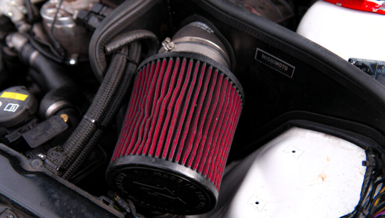 Mishimoto Cold Air Intake in de motorruimte van een auto.