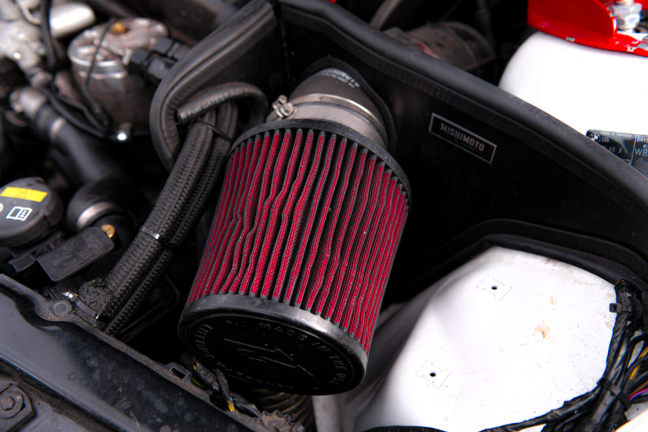 BMW E46 330i Mishimoto Cold Air Intake in de motorruimte van een auto.