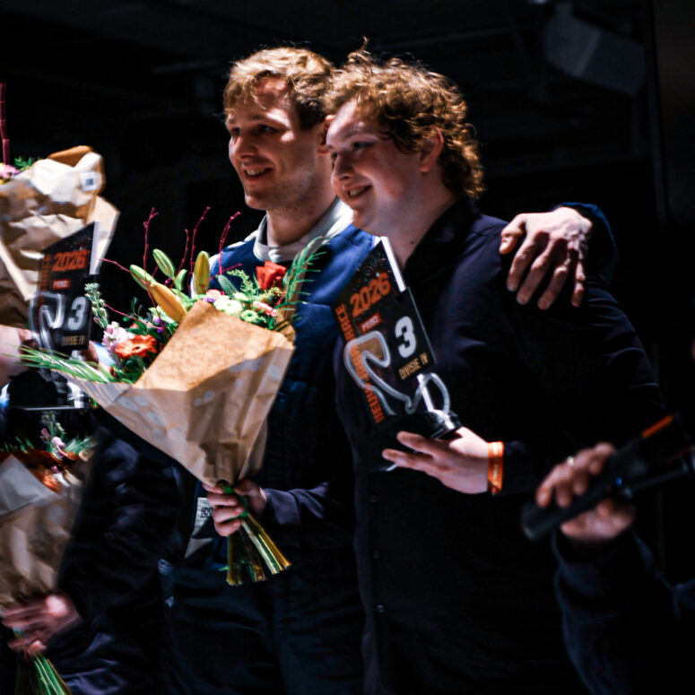 Win Racers op podium na ontvangen van hun prijs