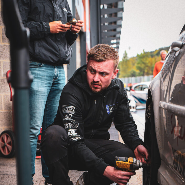 CvM Monteur Supreme Motorsport werkt aan wiel van raceauto